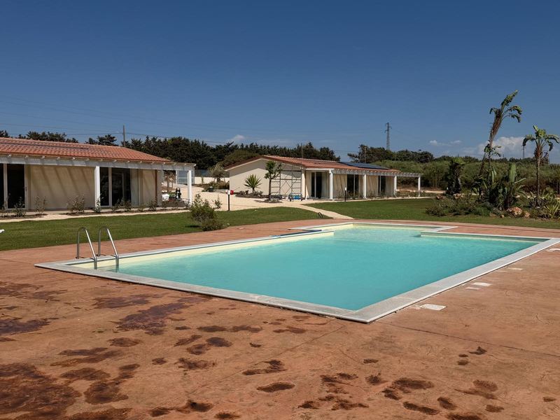 La piscina di Alghero Natural Oasis con vista sugli appartamenti
