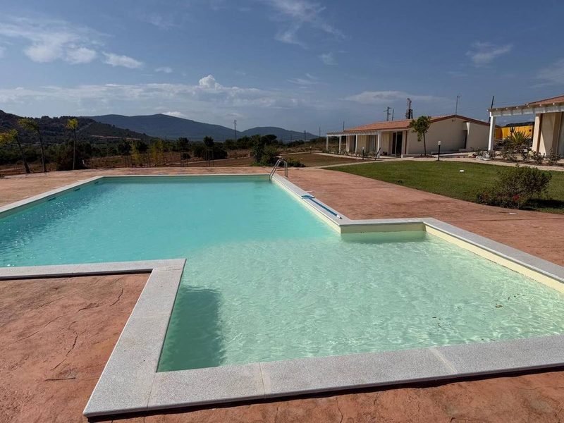 La piscina di Alghero Natural Oasis con vista panoramica sulle colline