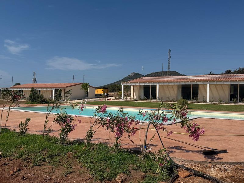 La piscina di Alghero Natural Oasis tra oleandri e macchia mediterranea